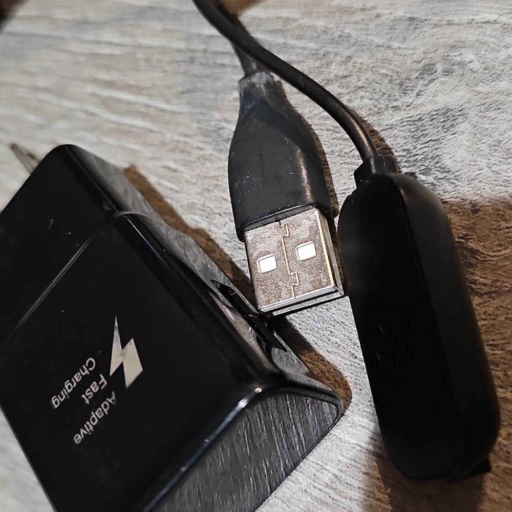 Fitbit Black USB Charger Set - Picture 9 of 10